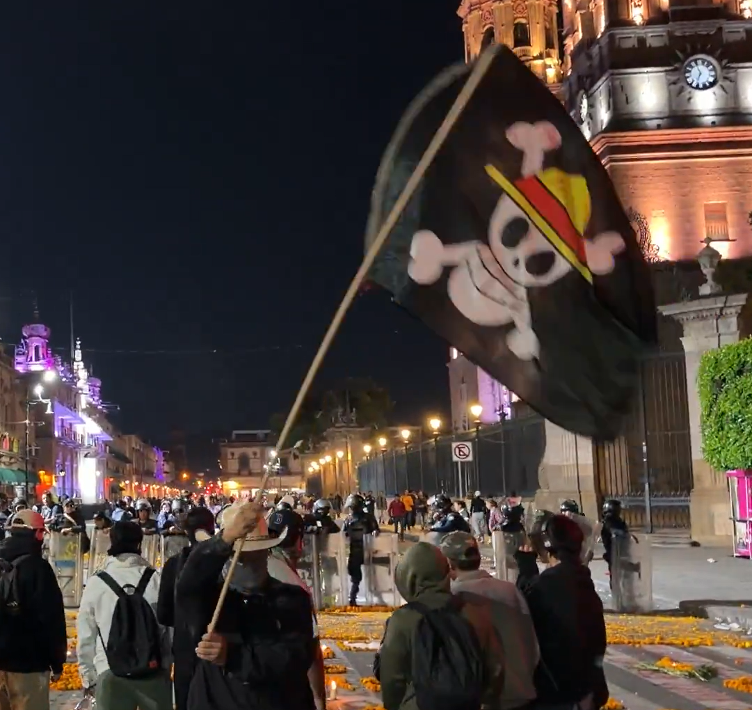 Imagen de Y Ondean la bandera de la generación Z en Morelia Michoacán. Esta bandera proviene del Manga One Piece donde los personajes se revelan contra un gobierno corrupto y autoritario.